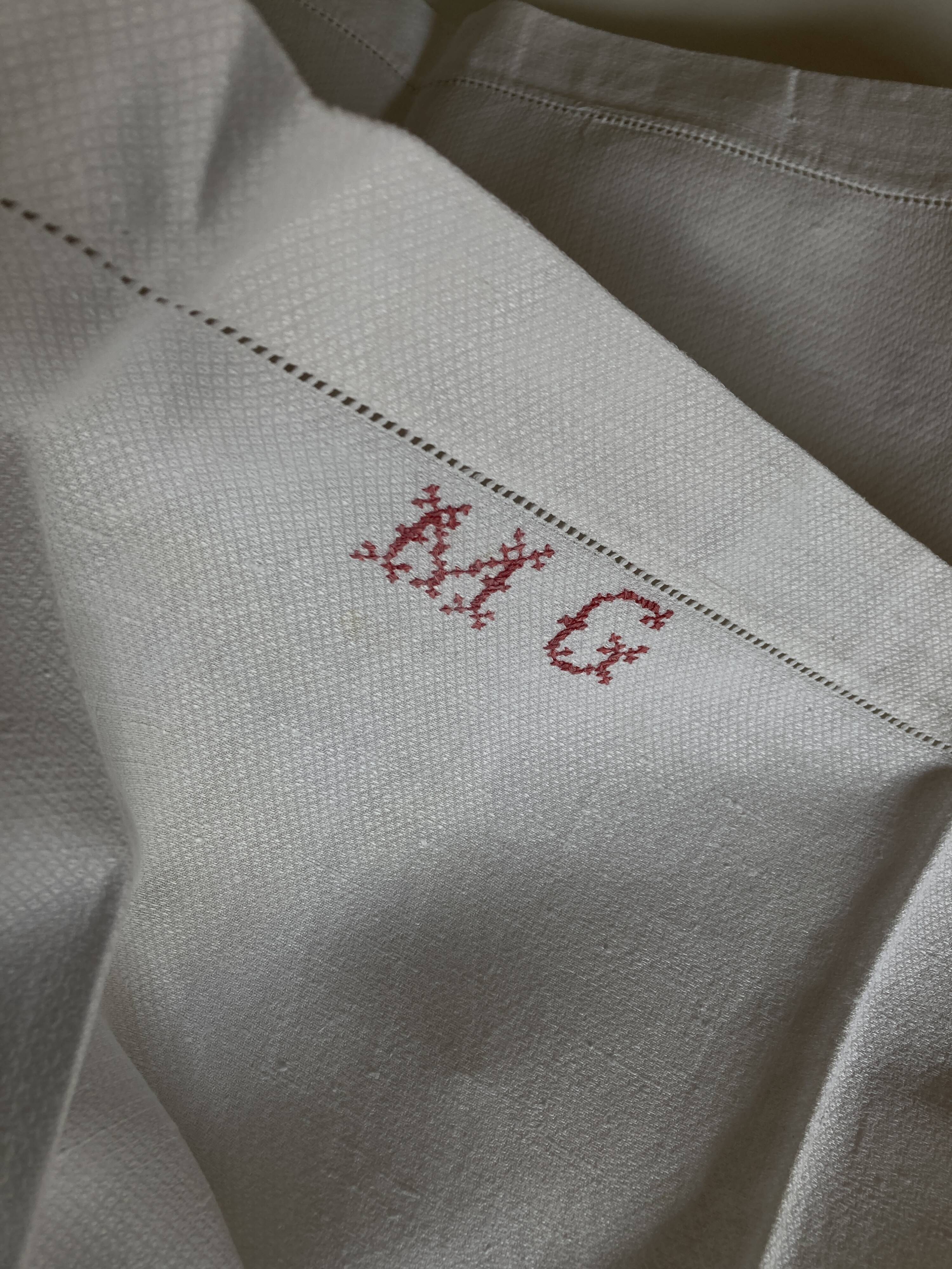 Set de 6 serviettes en lin caviar 1930 brodées MG rouge 65 x 85