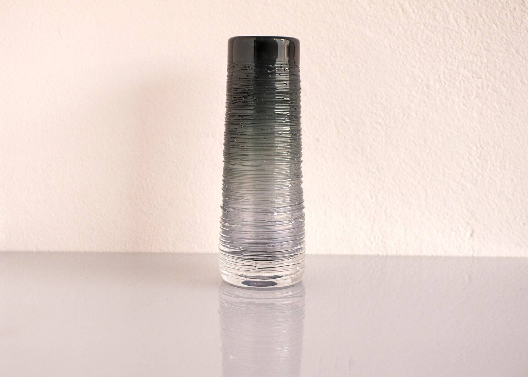 Vase en verre cristal art scandinave moderne du milieu du siècle en couleur gris fumé par Edenfalk, Skruf, Suède.