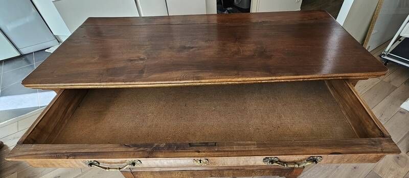 Importante commode Louis-Philippe en noyer patiné, XIXᵉ siècle