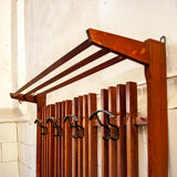 Portemanteau en noyer avec des détails en métal Production italienne des années 1950