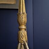 Paire de bougeoirs en bois doré. XIXe siècle.