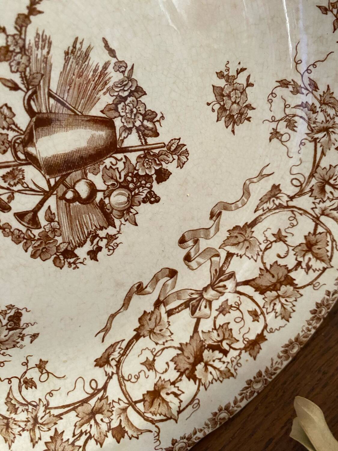 Large round presentation dish HB Choisy le Roi.