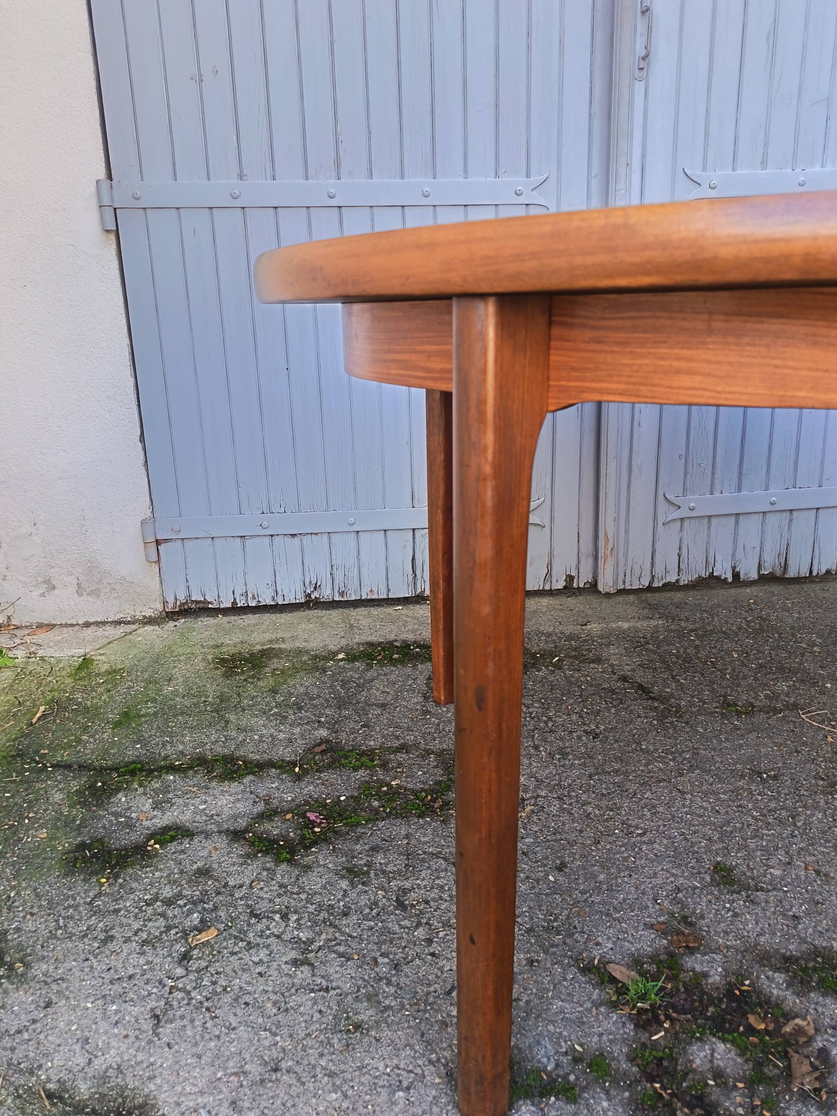 Henning Sorensen extendable dining table in rosewood from the 1960s.