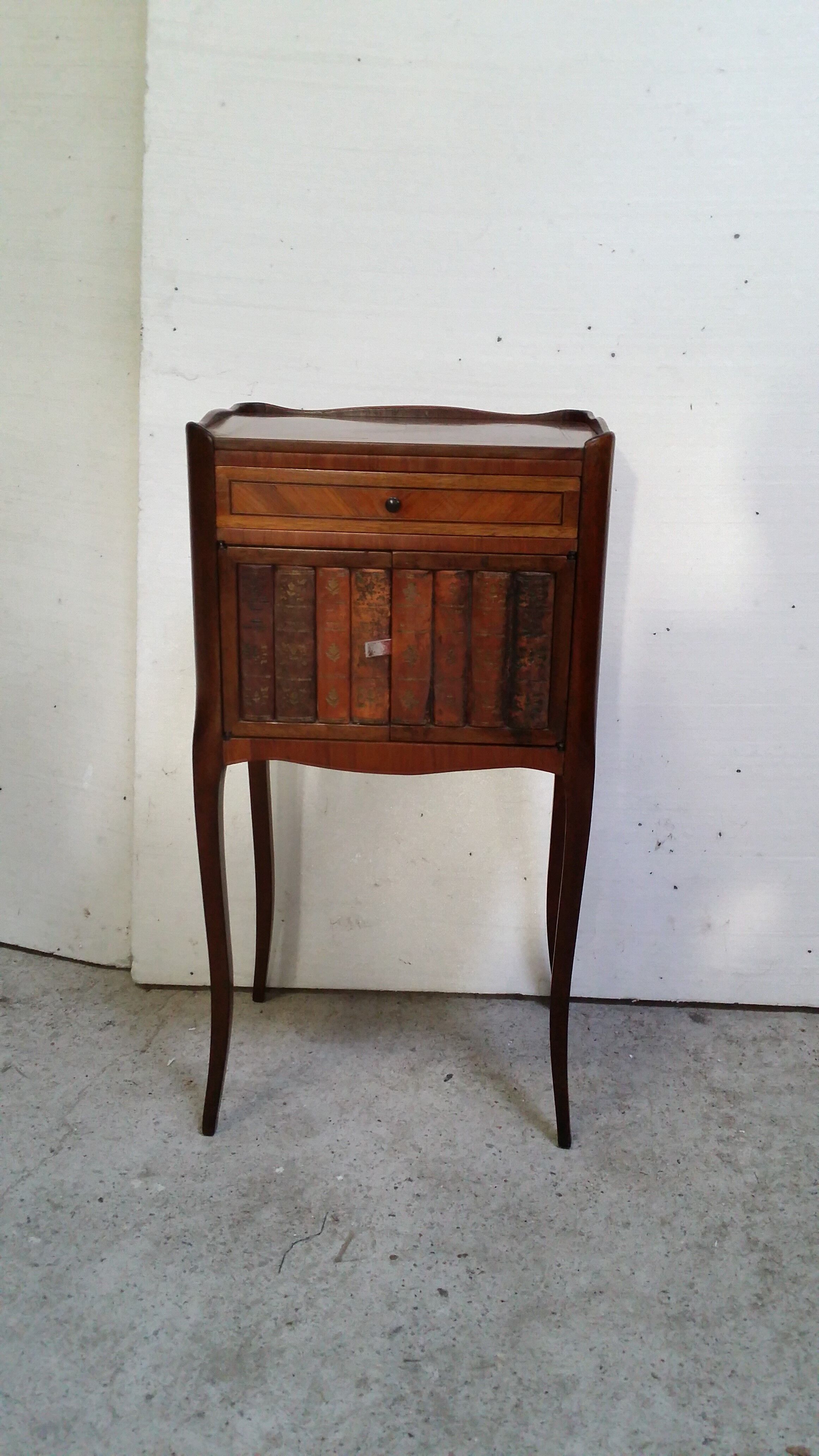 chest of drawers of vestibule where entrance hall