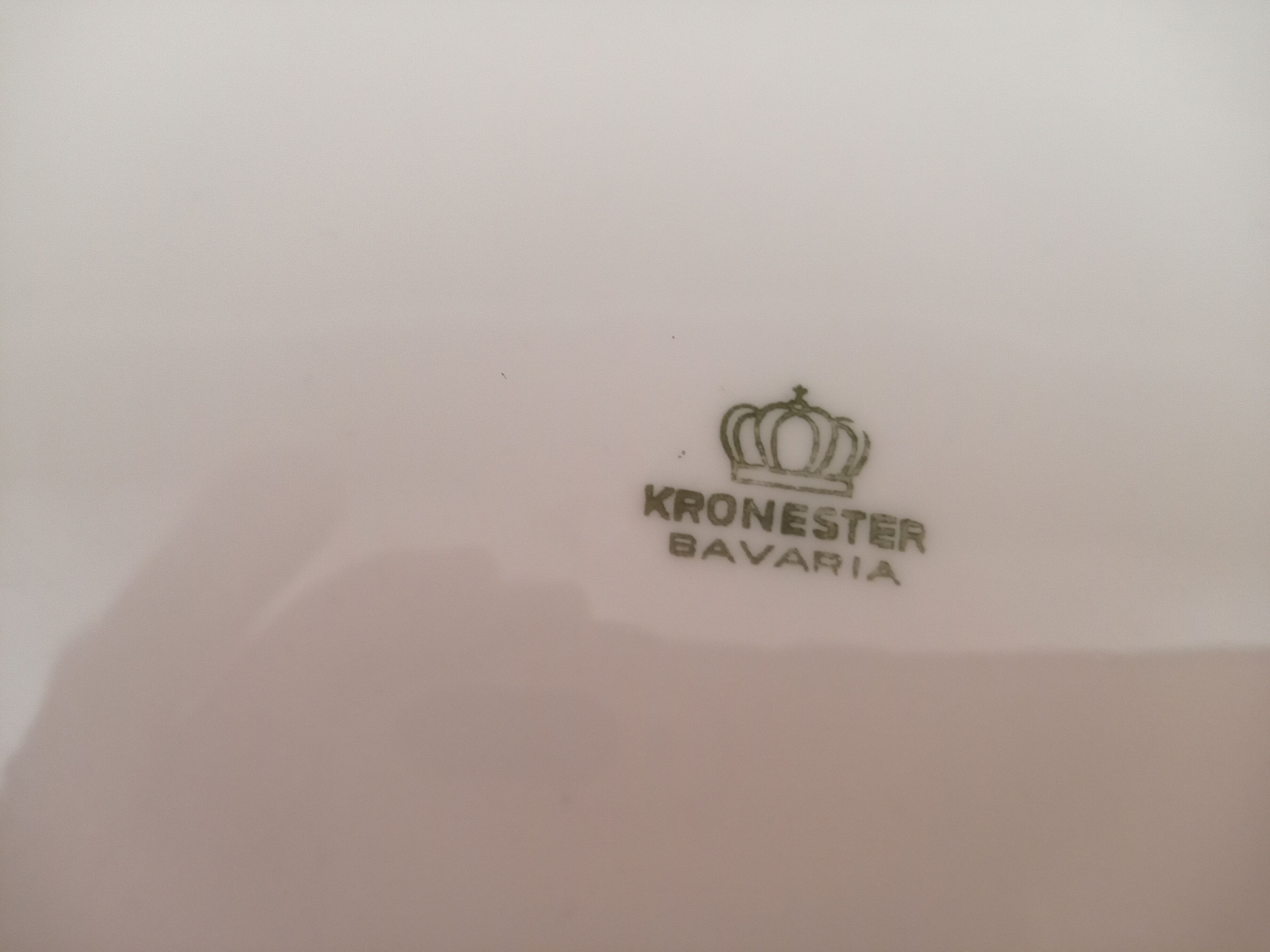 Plat rond creux grand modèle en porcelaine Kronester Bavaria blanche et liseré argenté