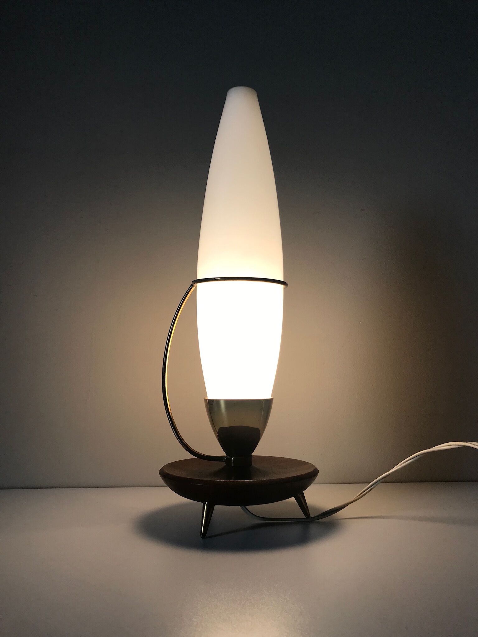 Lampe tripode teck et opaline vintage 1960