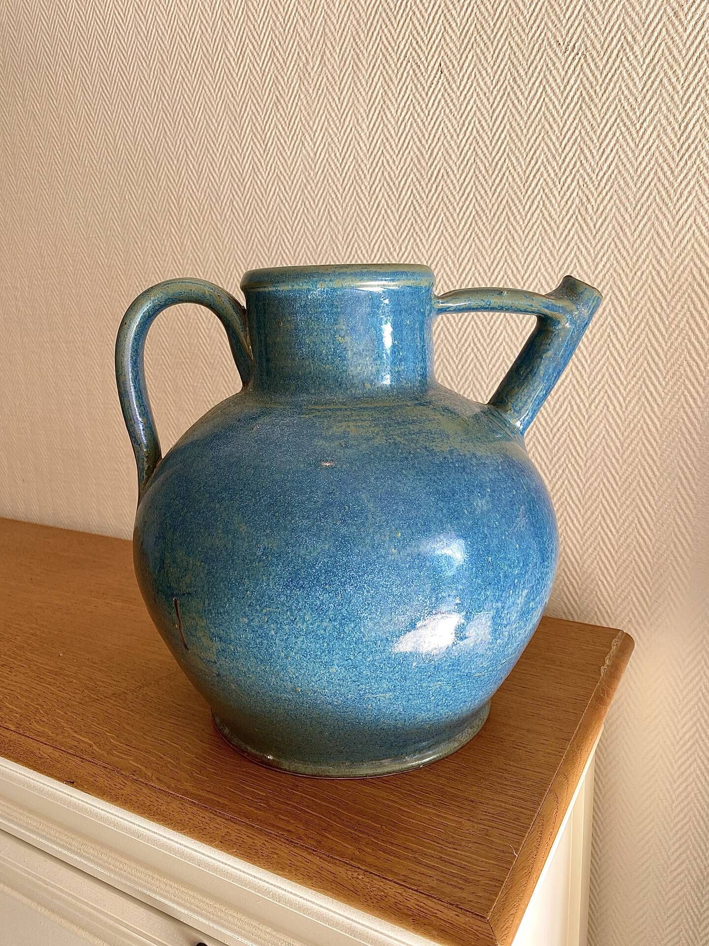 Old oriole in speckled blue glazed stoneware, south-west.