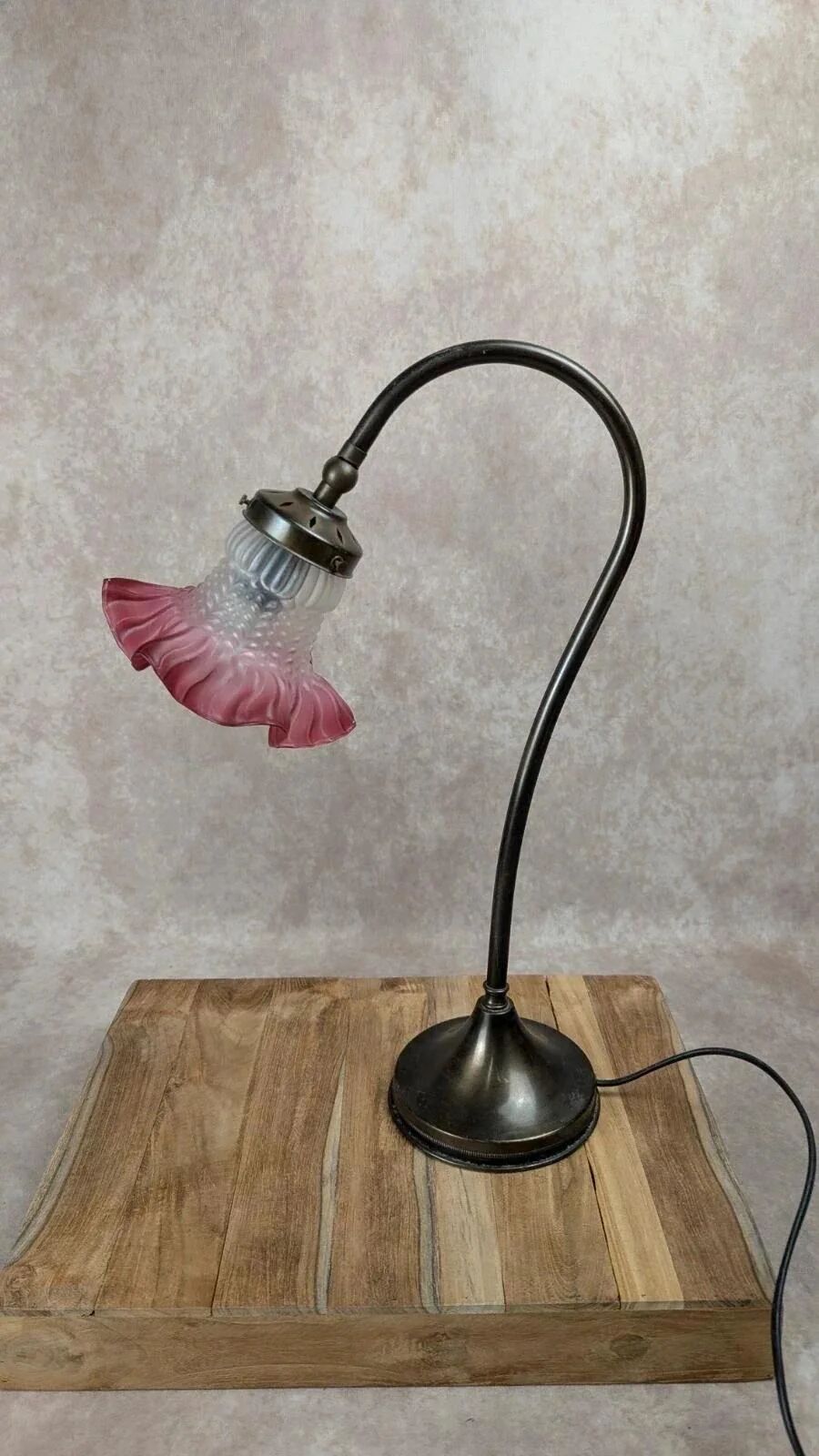 Vintage lamp with retro charm – frosted pink glass tulip
