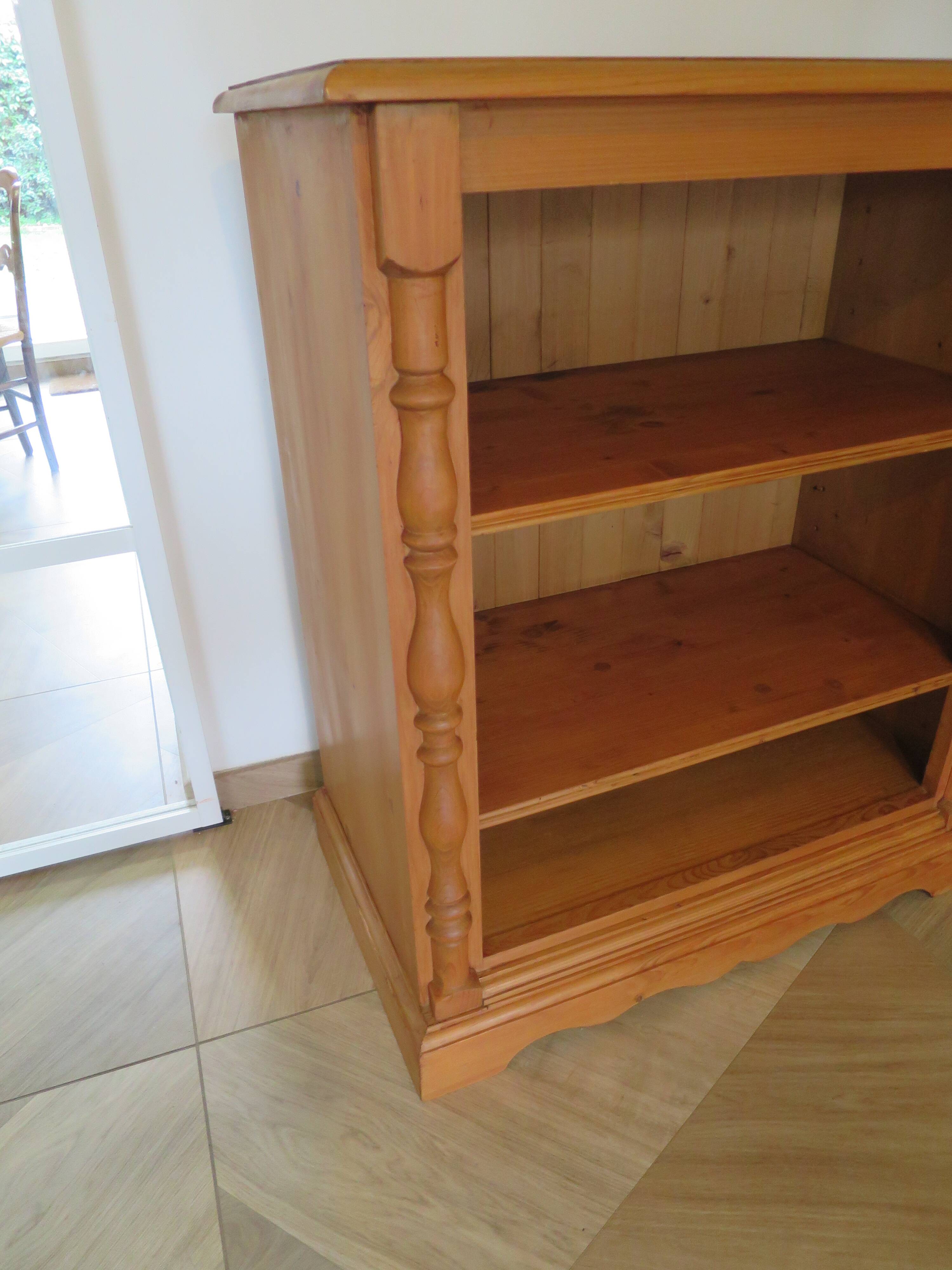 Solid wood bookcase – shabby chic style – adjustable shelves