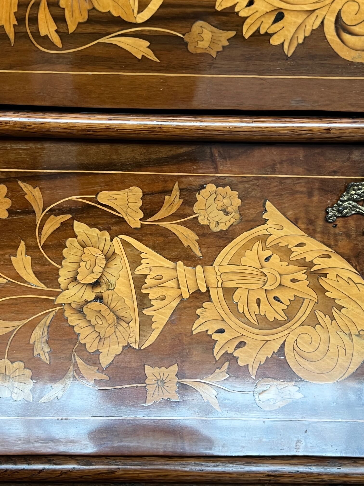 Antique Dutch display cabinet 18th century.