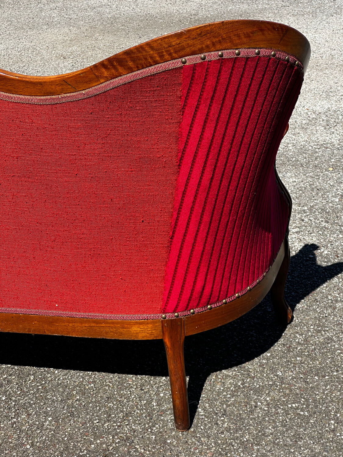 Louis XV style canapé in moulded wood – red velvet fabric – 19th century
