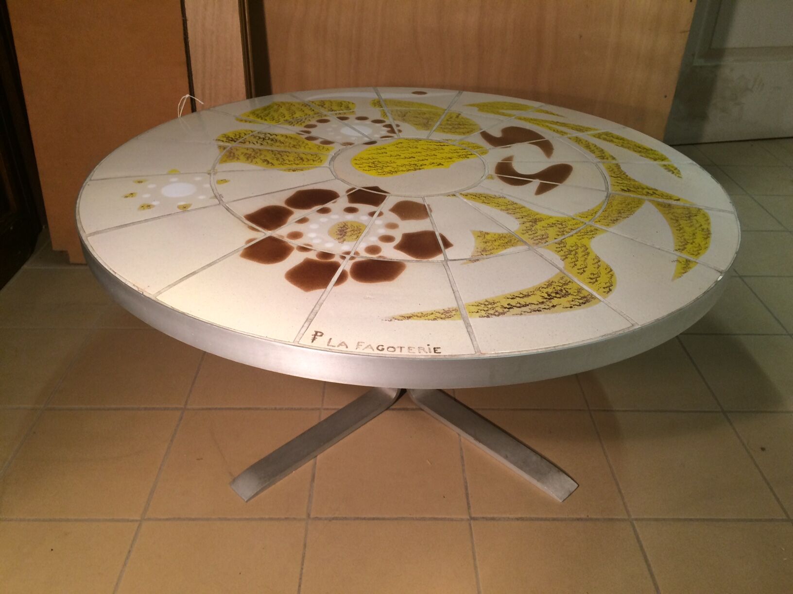 Round vintage coffee table with ceramic tray - 70s