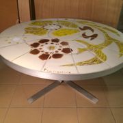Round vintage coffee table with ceramic tray - 70s