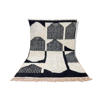 Traditional handmade Beni Ourain Berber rug, size 140 x 260 cm.