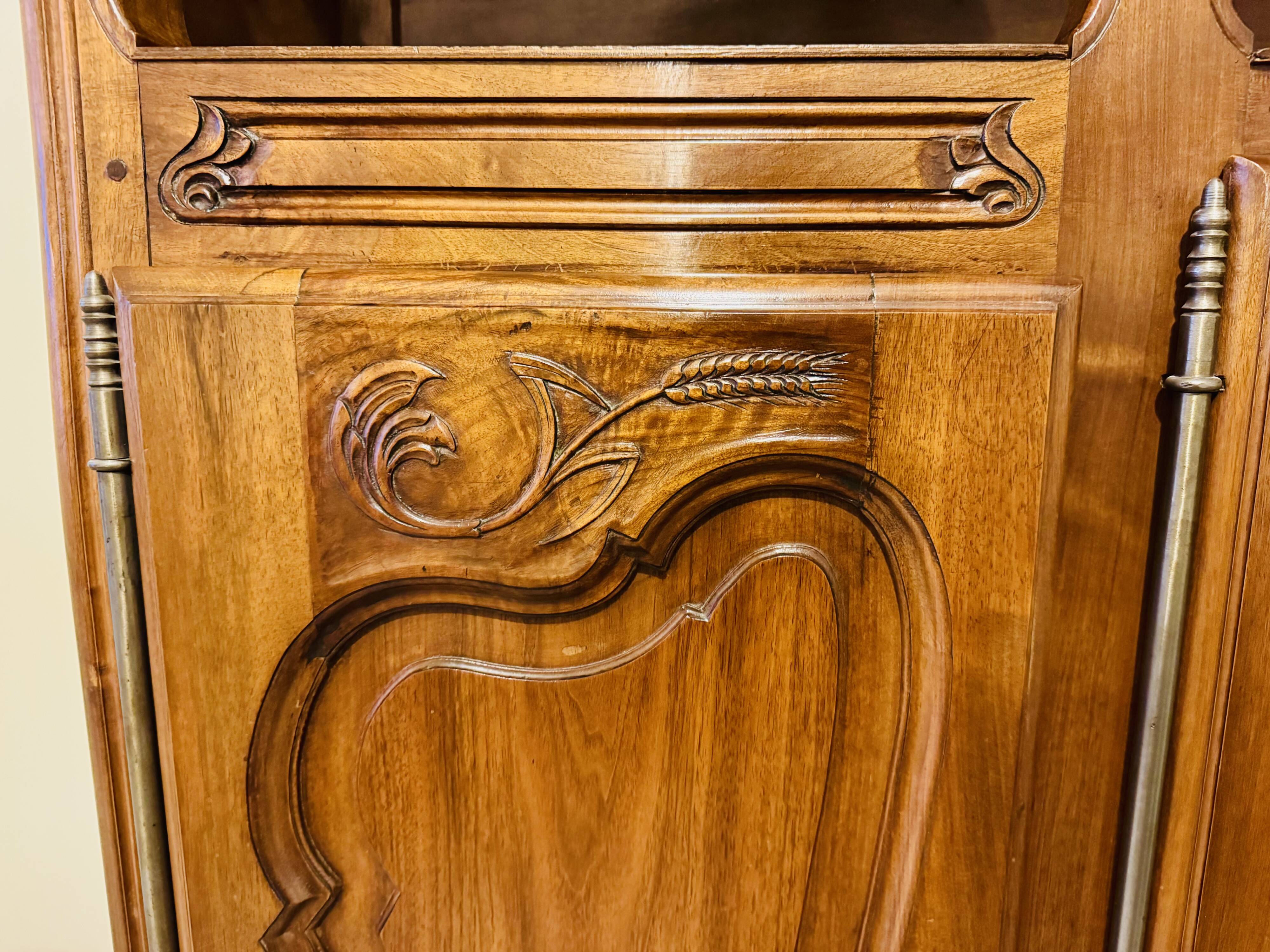 Magnificent two-body sideboard in carved walnut, Louis XV style.