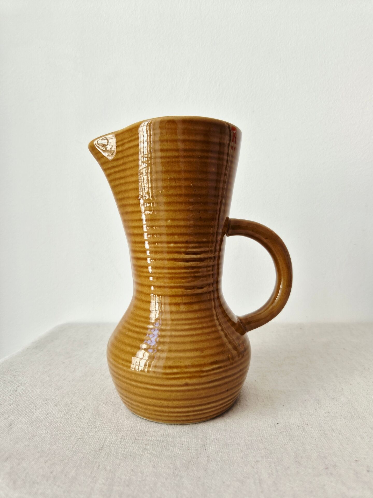 Pichet, carafe Digoin en grès émaillé miel, 1950-60