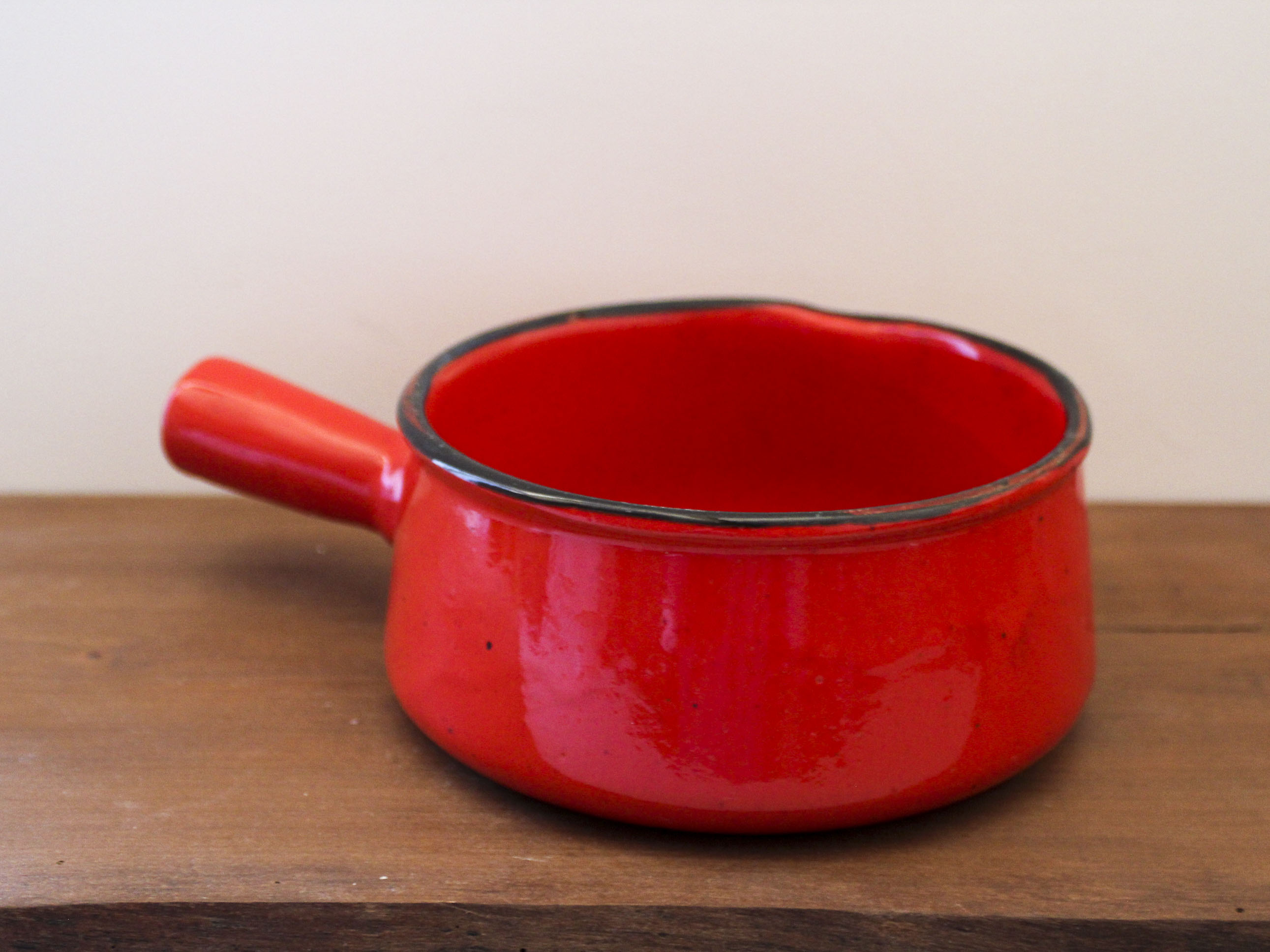 Vintage poelon in bright red glazed ceramic