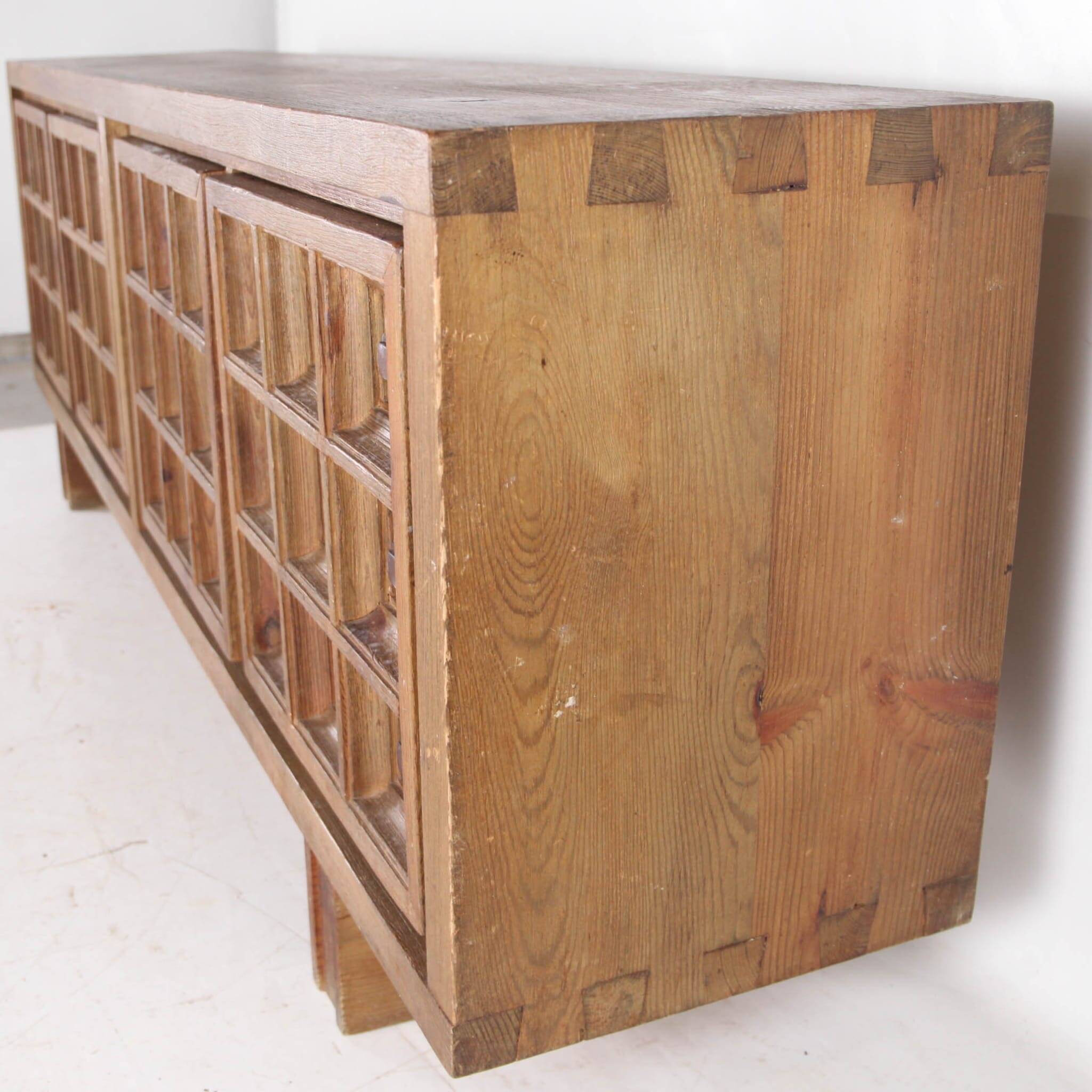 Enfilade "Biosca" in fir wood.