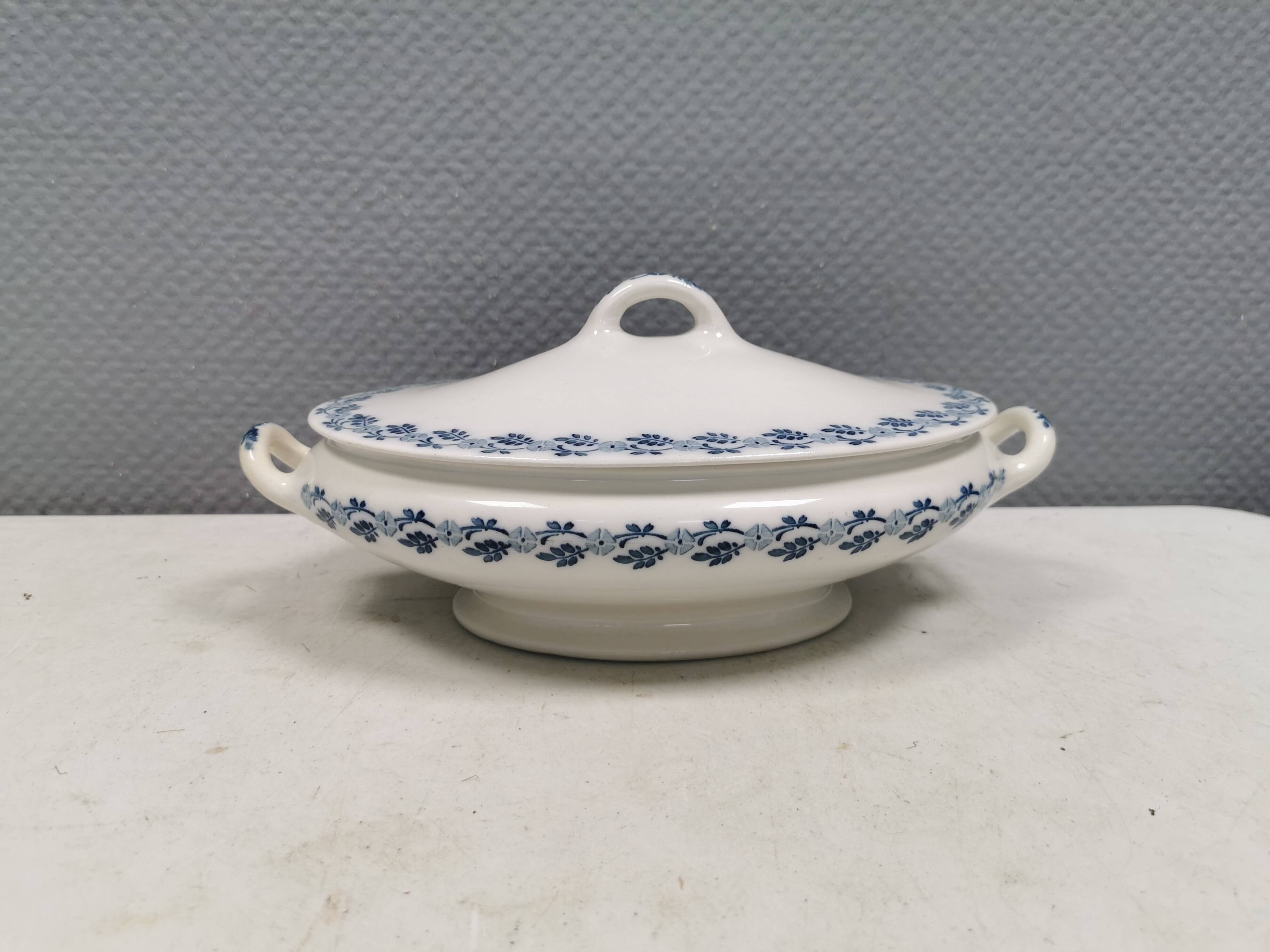 A very old Villeroy & Boch soup tureen. From about 1910-1920.