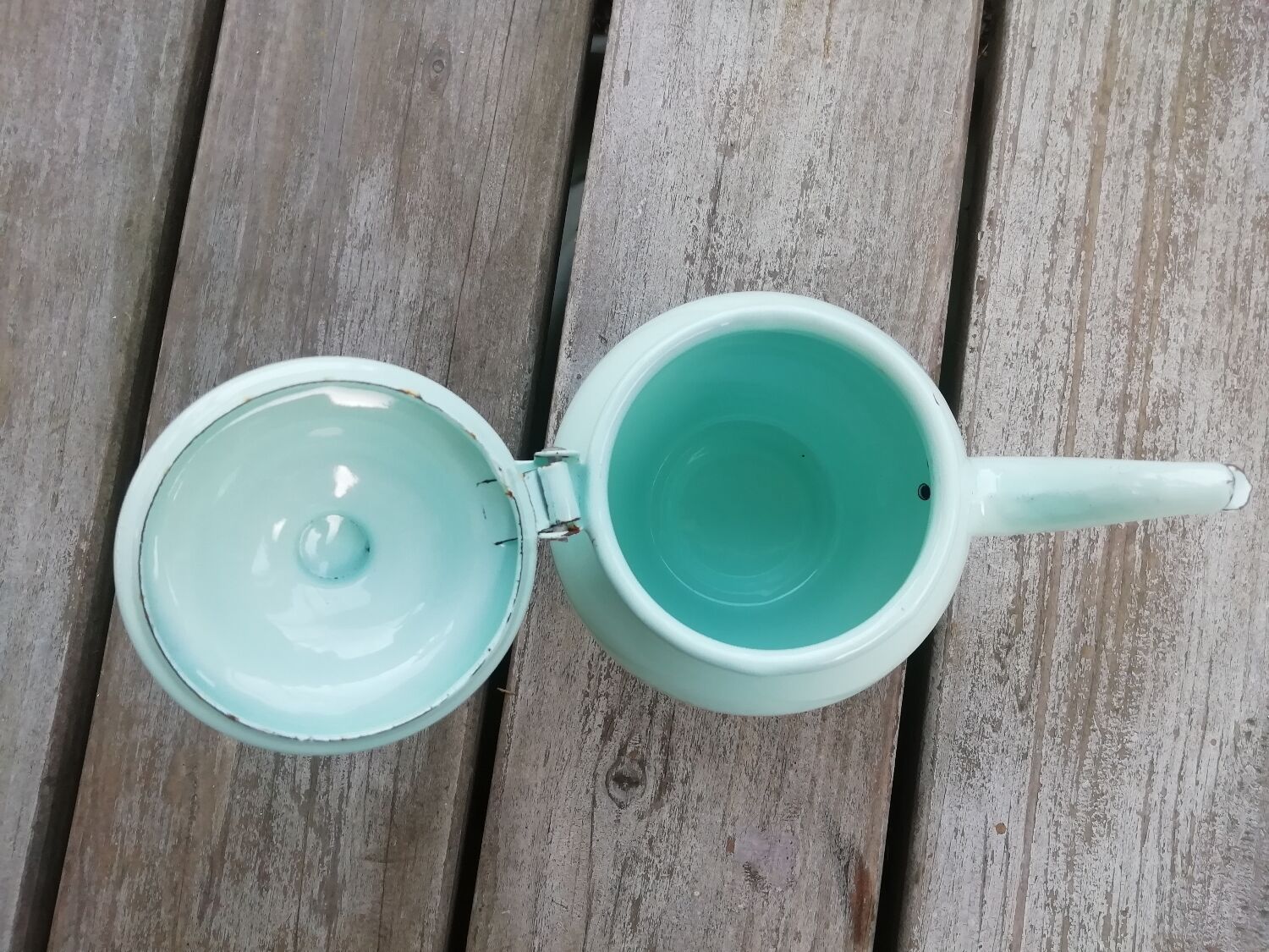 Enamelled sheet metal teapot