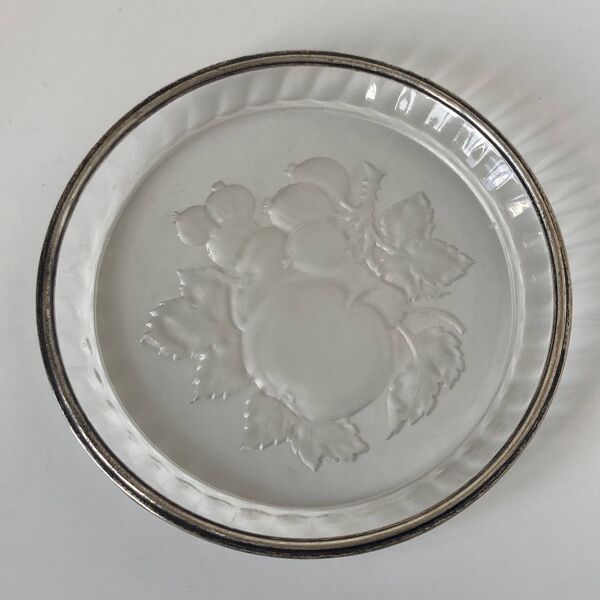 Paire de dessous de bouteilles en cristal et argent poinçonné Minerve