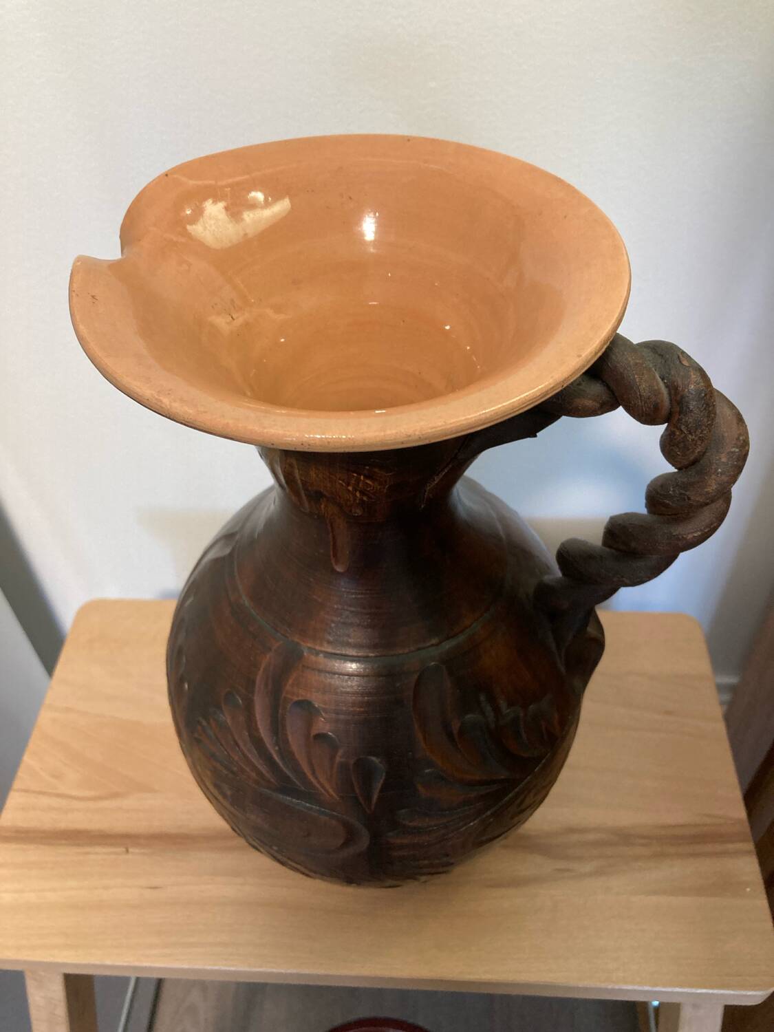 Scarified ceramic vase with twisted handle - African style