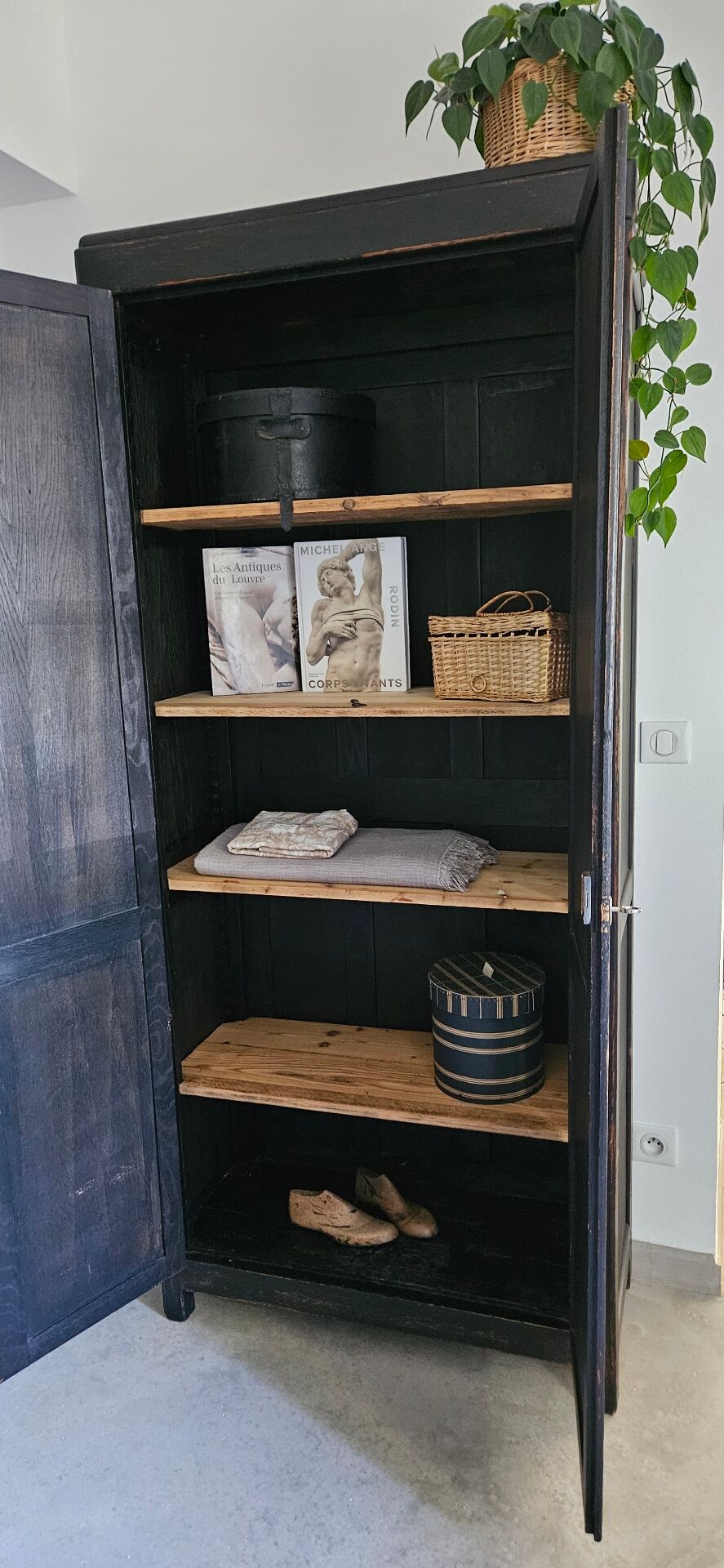 Ancienne Armoire parisienne d’école bois chêne noir