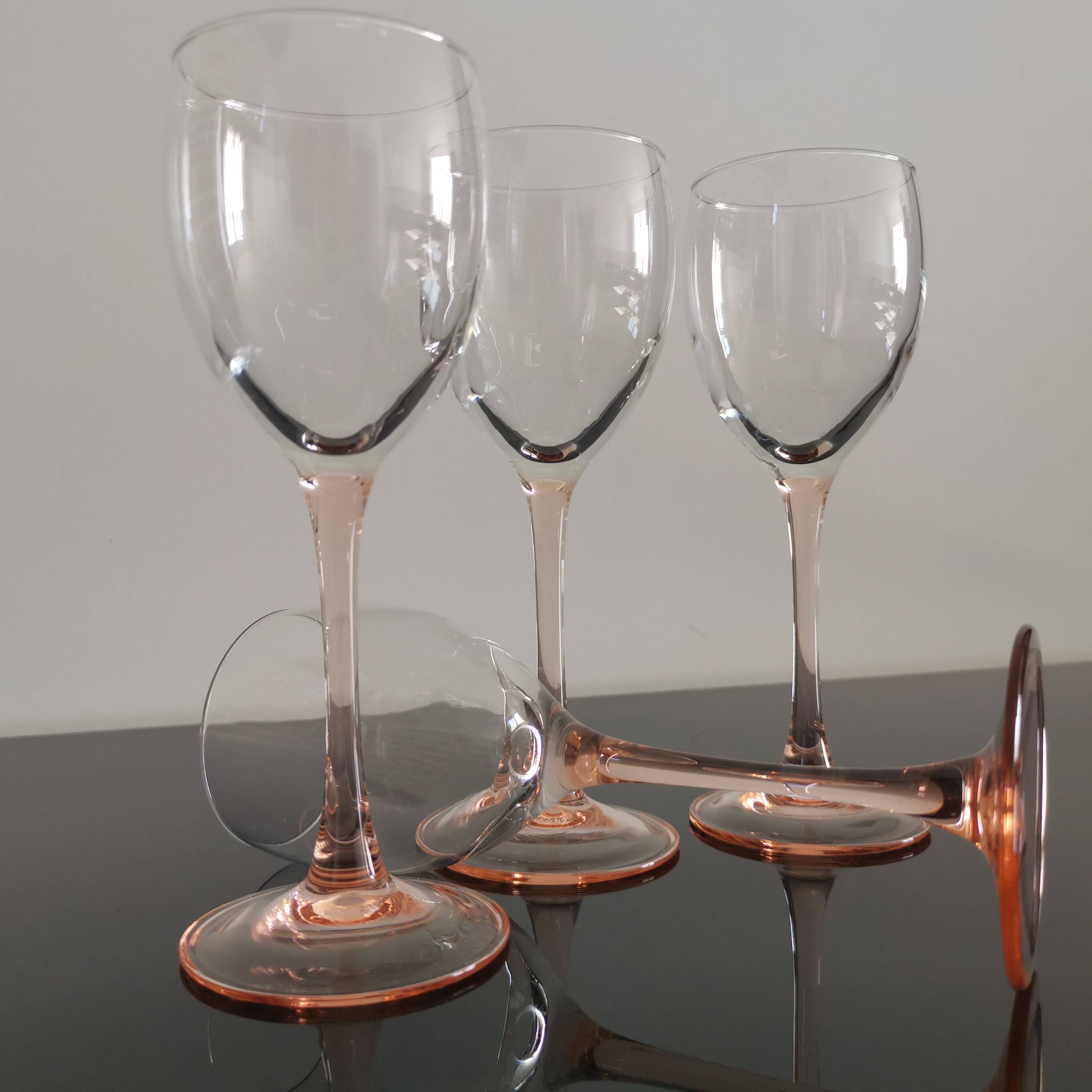 4 Luminarc white wine glasses with pink feet