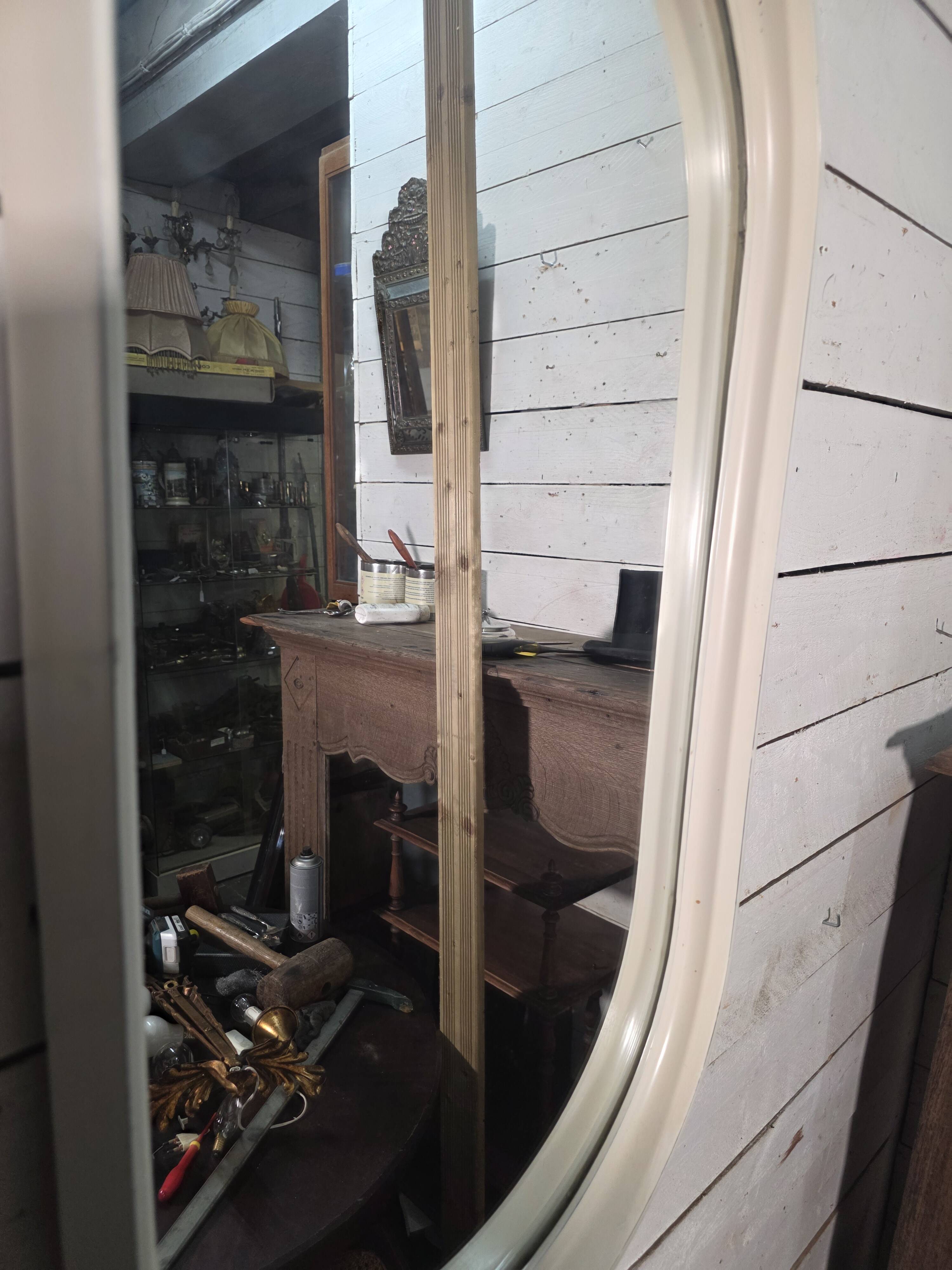 Oval mirror in white lacquer from the 1970s.