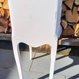Small patinated vintage chest of drawers/bedside table