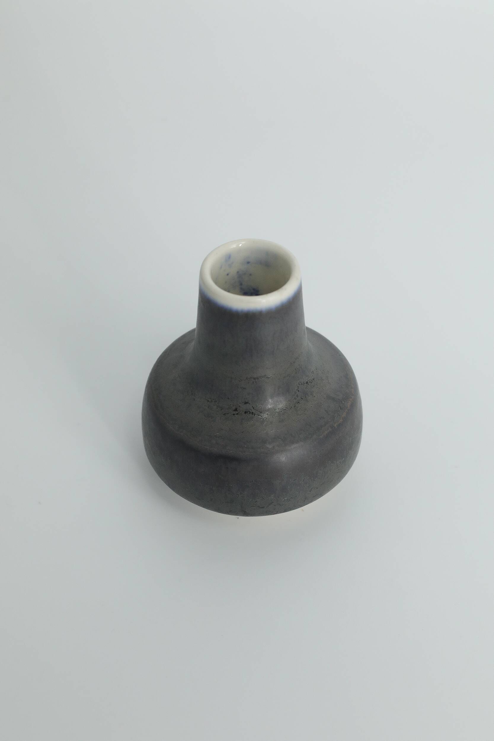 Scandinavian collector's vase in anthracite stoneware by Gunnar Borg for Höganäs.