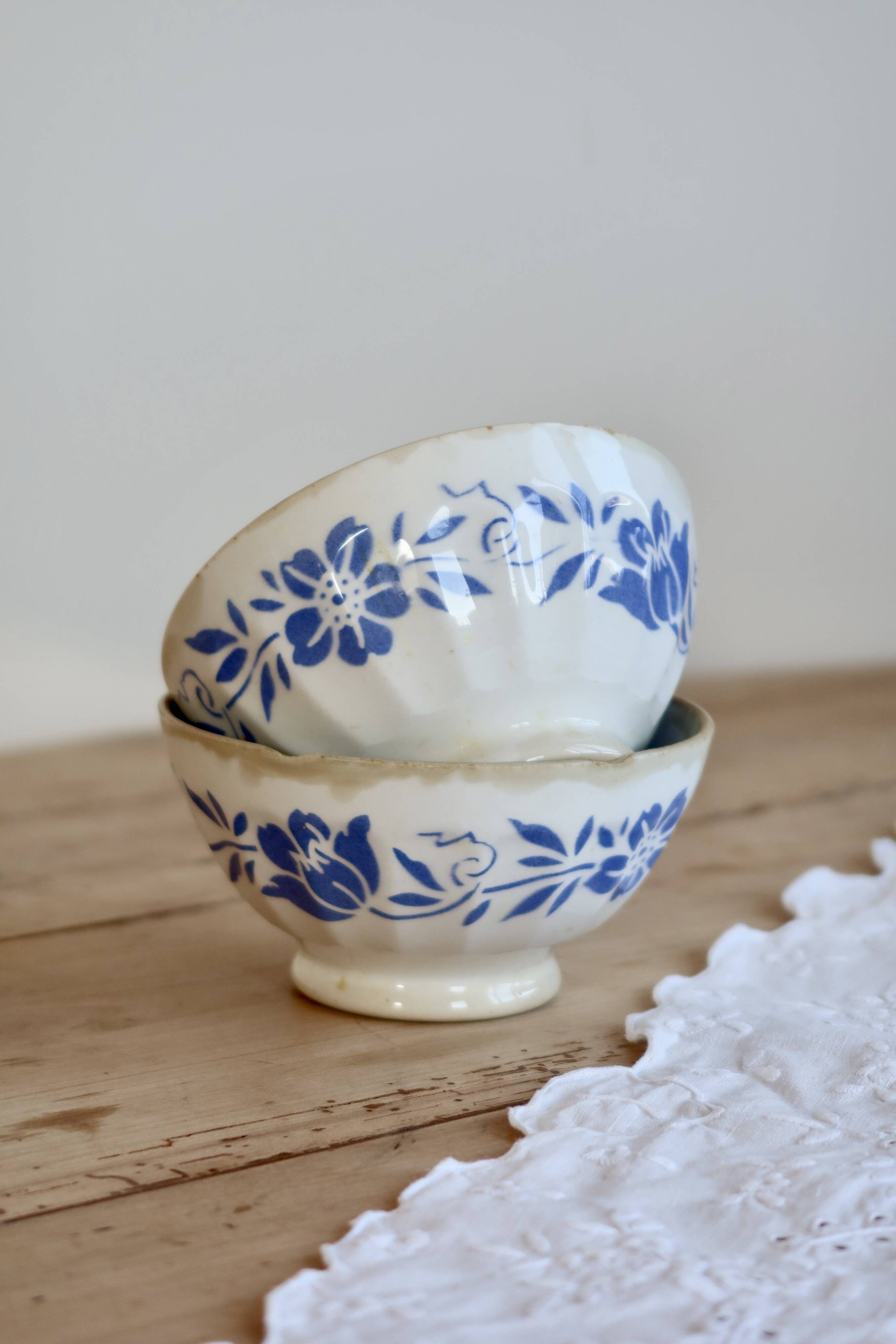 Paire de bols vintage en faïence décor bleu fleuri