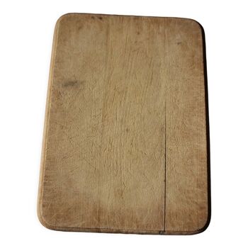 Wooden board to cut rounded edges