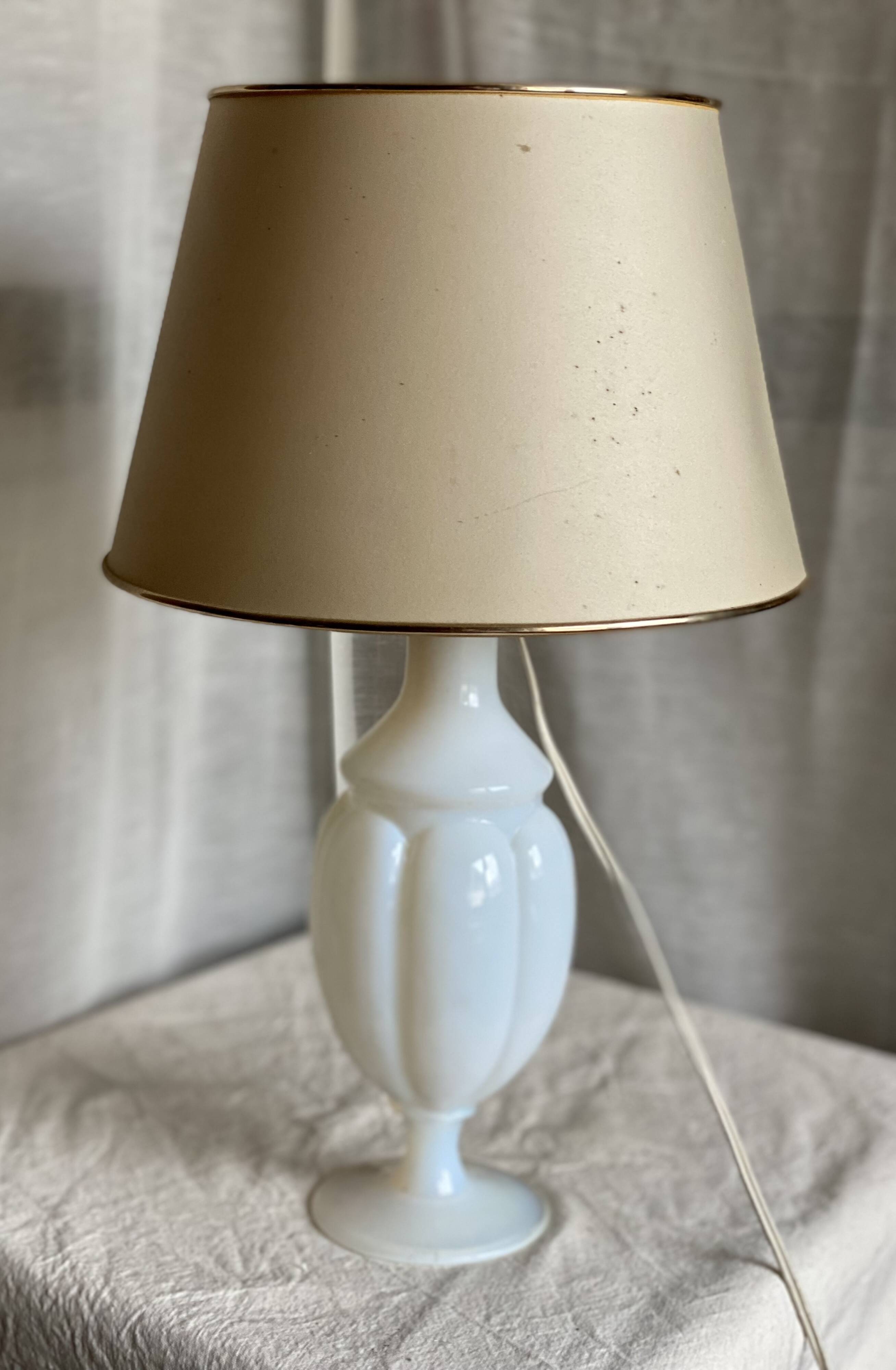 Lampe opaline blanche cristal de Sêvres vintage 1960