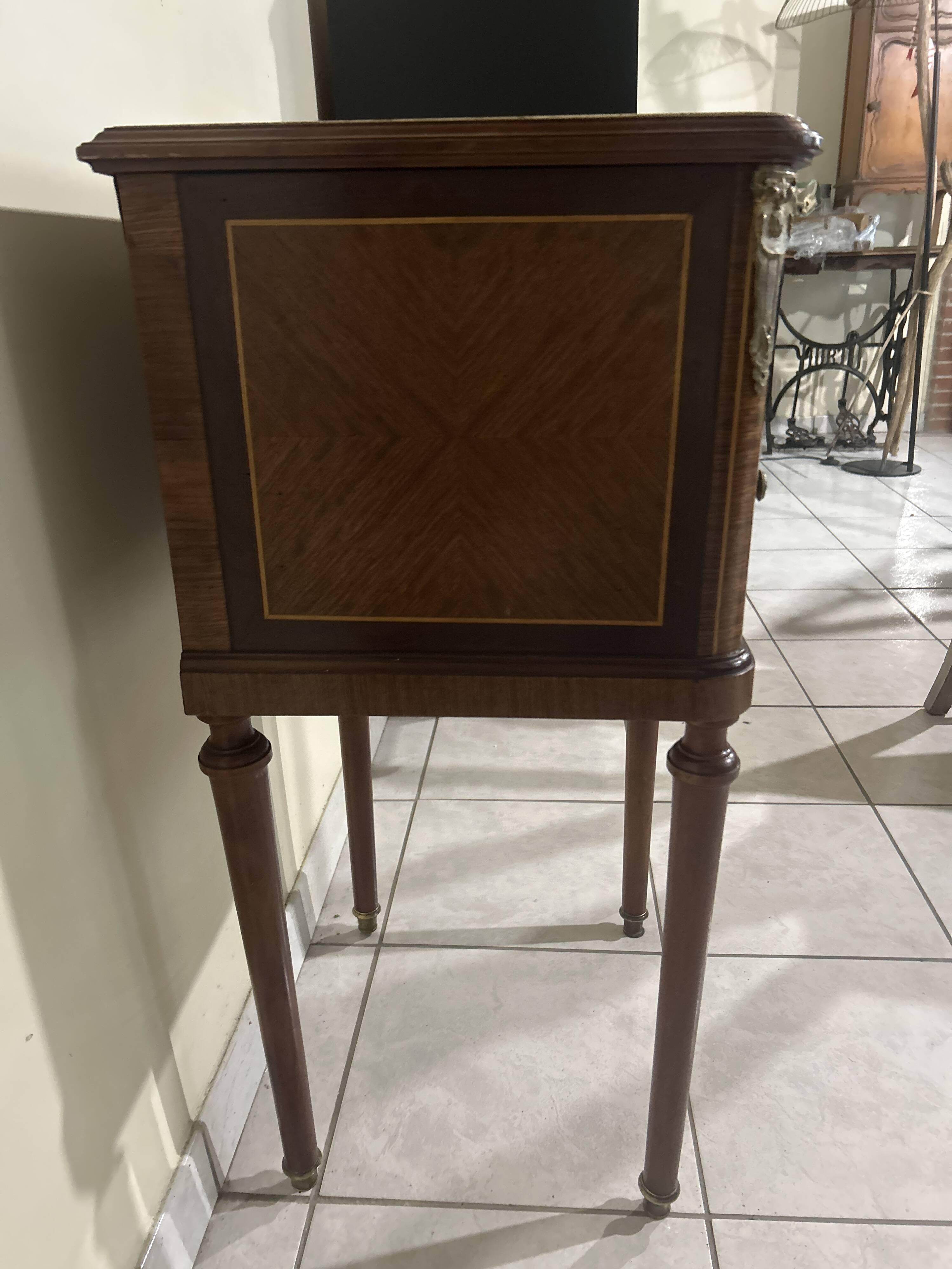 Chevet style Louis XVI