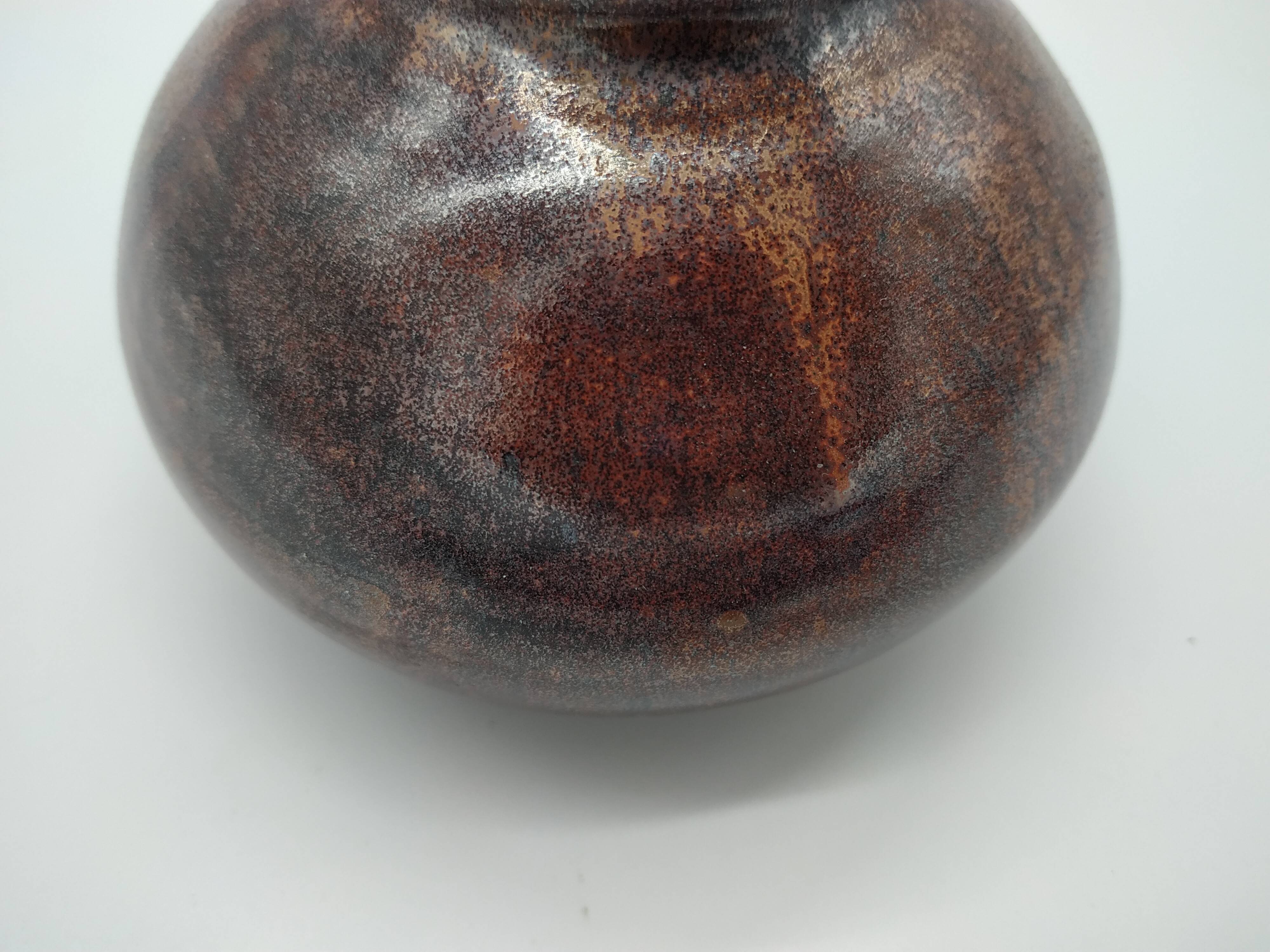 Copper vase with metallic reflections