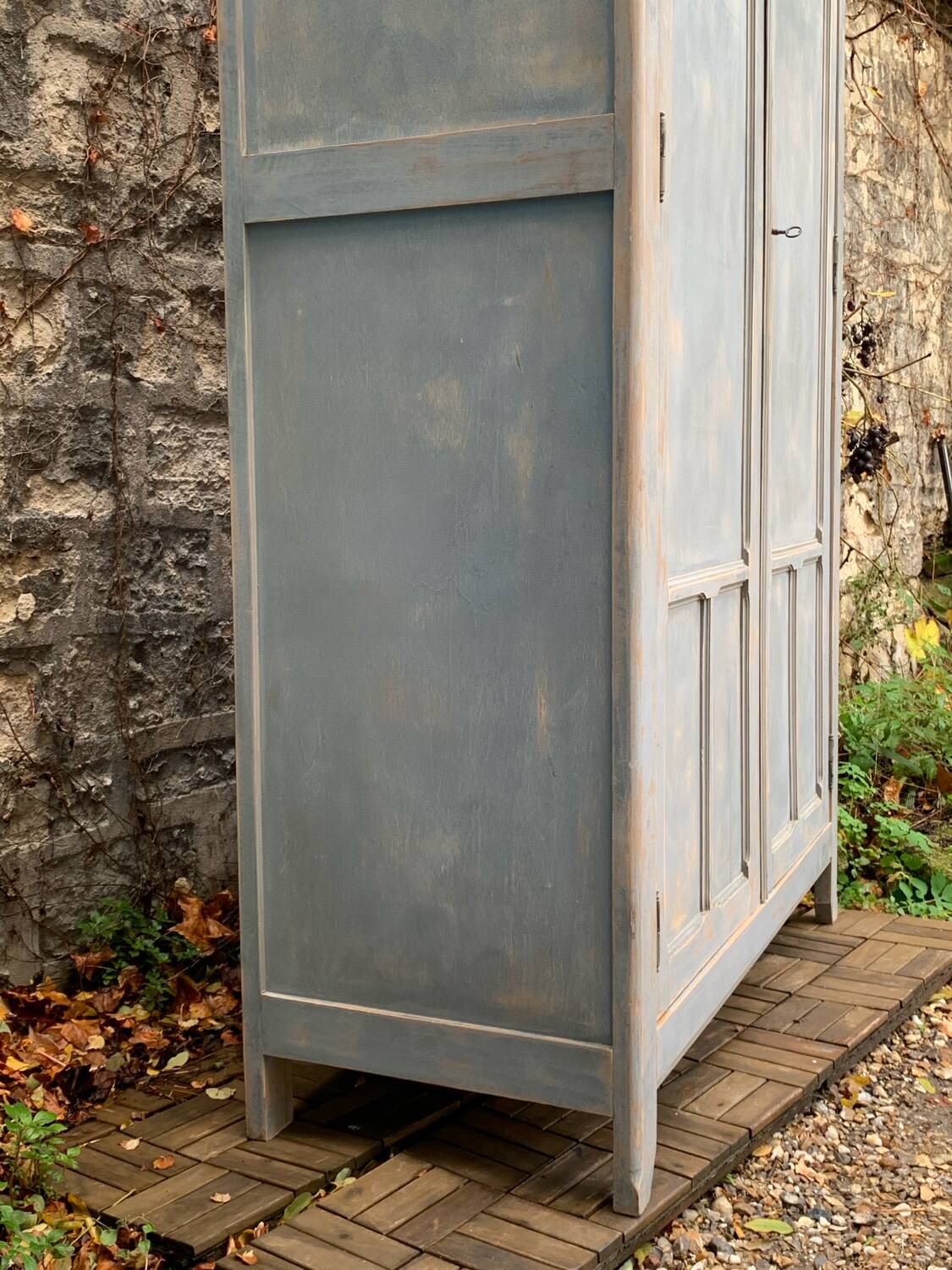Armoire parisienne ancienne Luterma patine grise bleutée