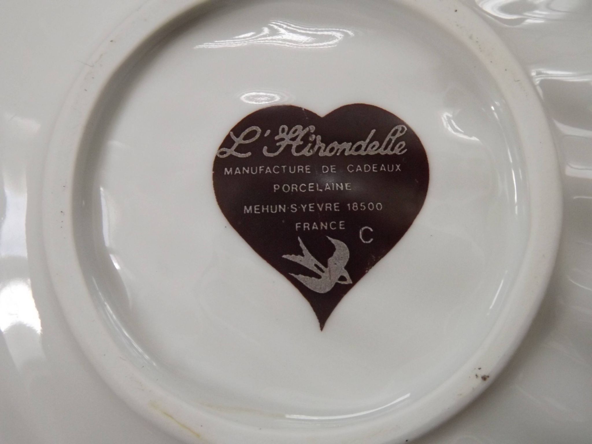 Serving bowls in l'hirondelle scallop shell in a basket 4851