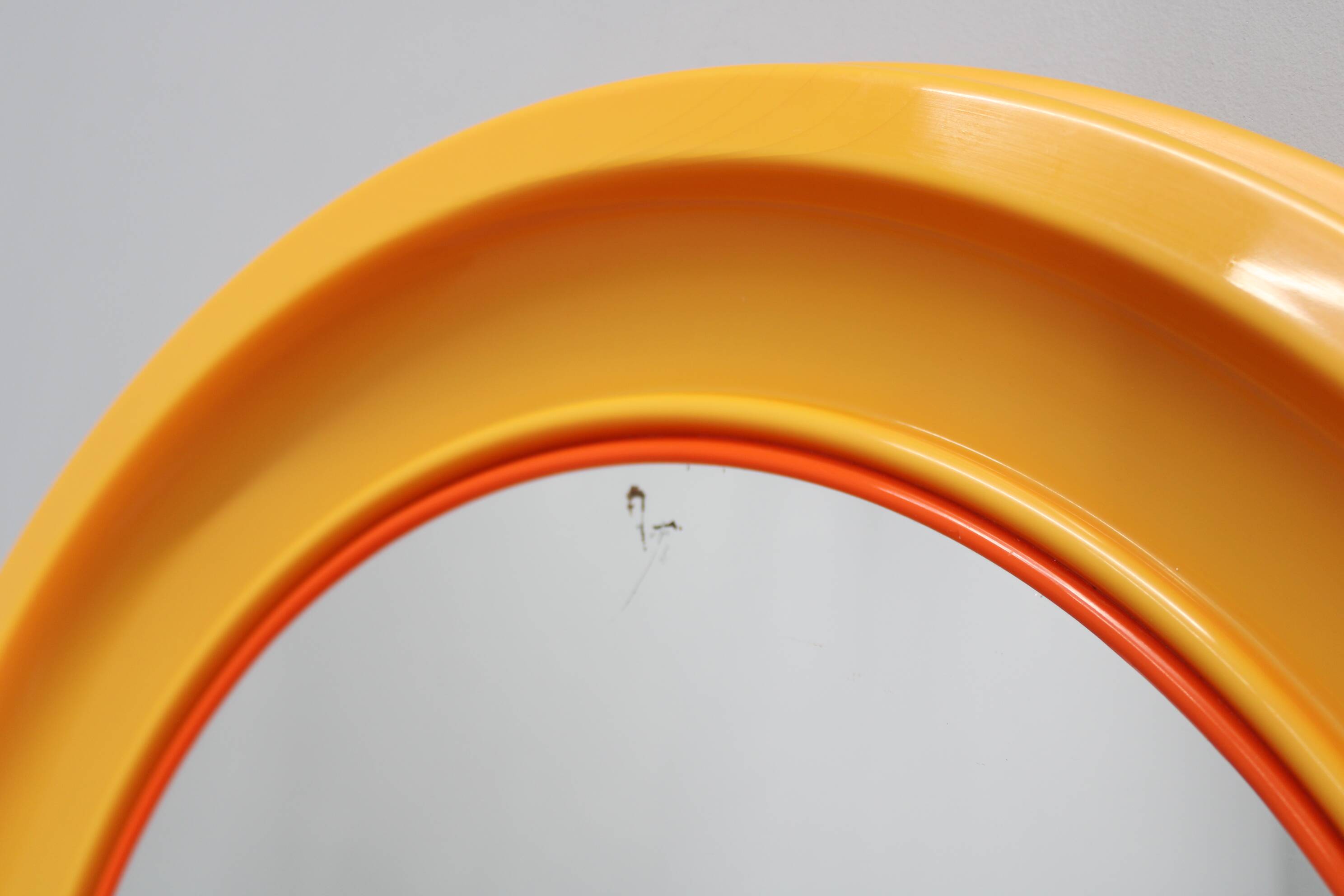 Miroir rond italien des années 1970 de la marque Salc, avec cadre en plastique jaune orangé.