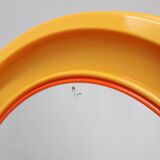 Miroir rond italien des années 1970 de la marque Salc, avec cadre en plastique jaune orangé.