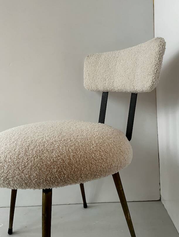 Low seat in metal and white boucle fabric.