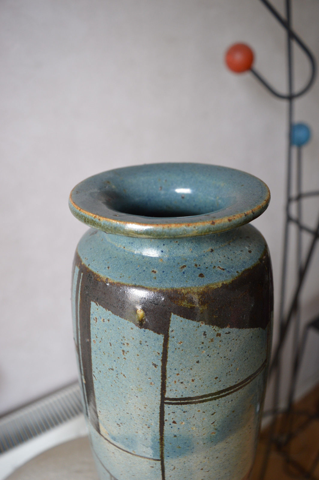 Vase en grès décor abstrait sur fond bleu