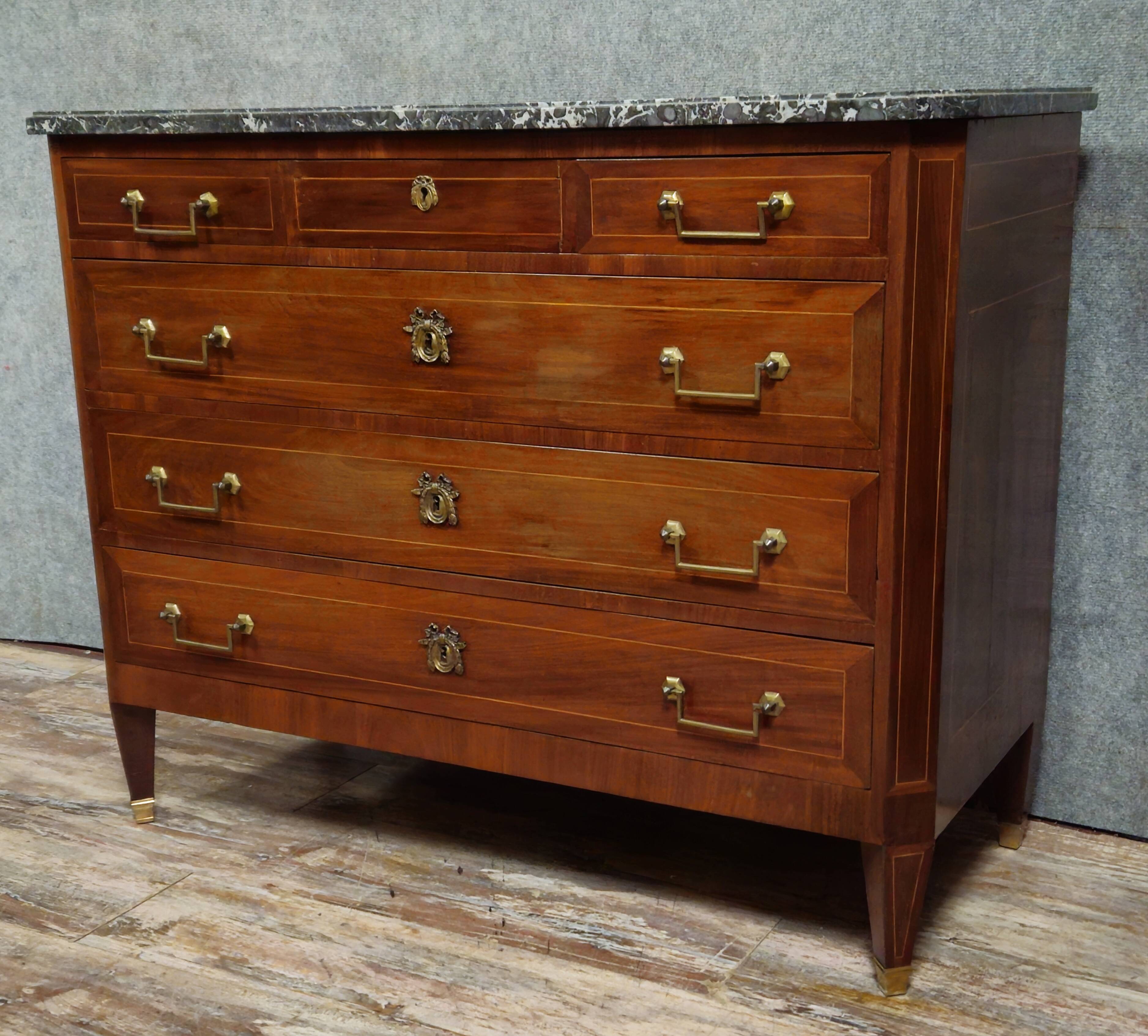 Commode ancienne époque Louis XVI en acajou et filets avec plateau marbre