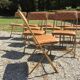 Set de 12 chaises vintage pliantes en skaï assises et dossiers matelassés à piètement tubulaire doré