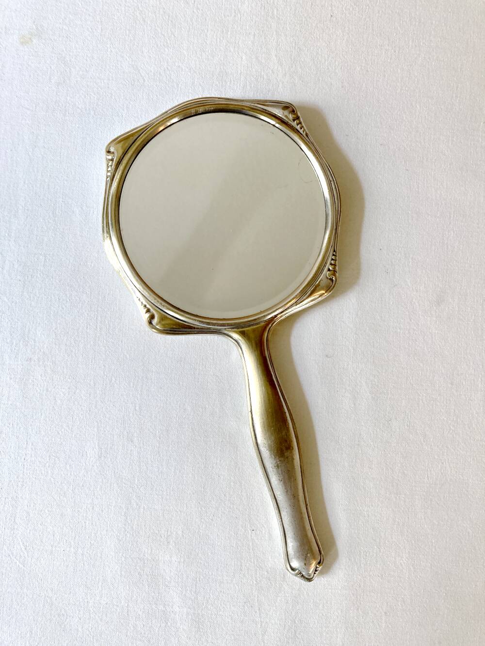 Art Deco hand mirror in silvered metal and bevelled glass – Circa 1930