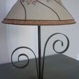 Lampe avec volutes en fer forgé et abat-jour ancien