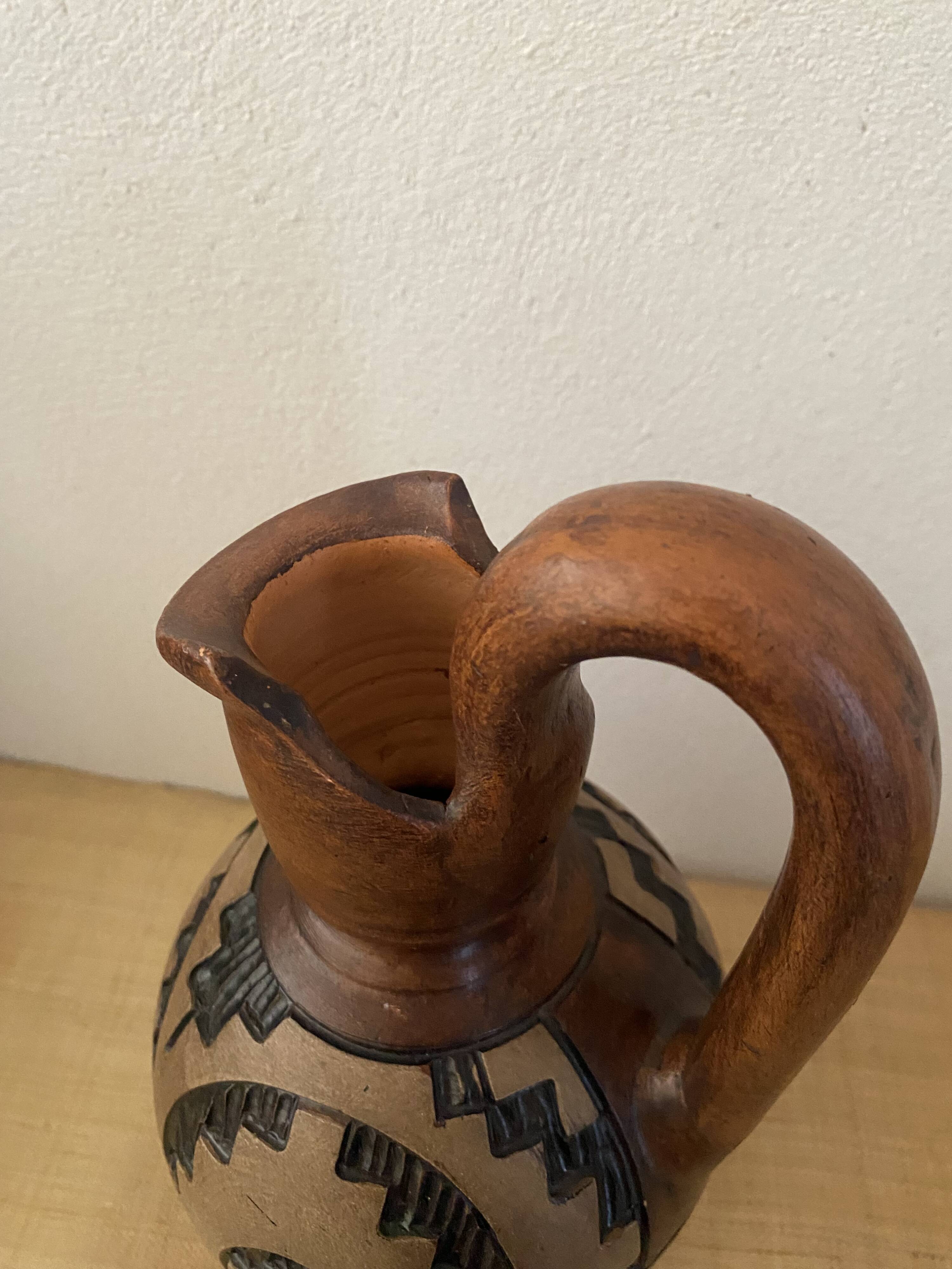 Pichet ibérique, terre cuite sculptée