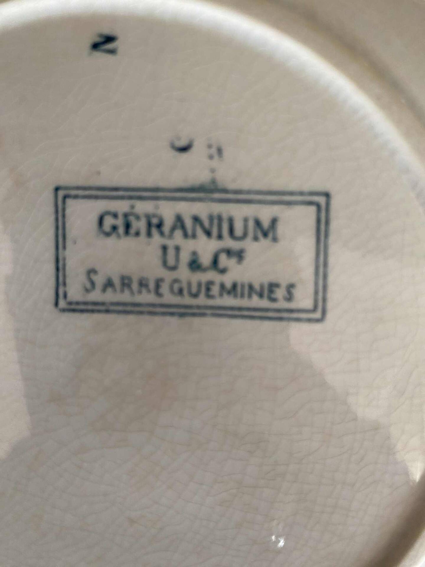 Deep plates Sarreguemines geranium model in blue 1900.