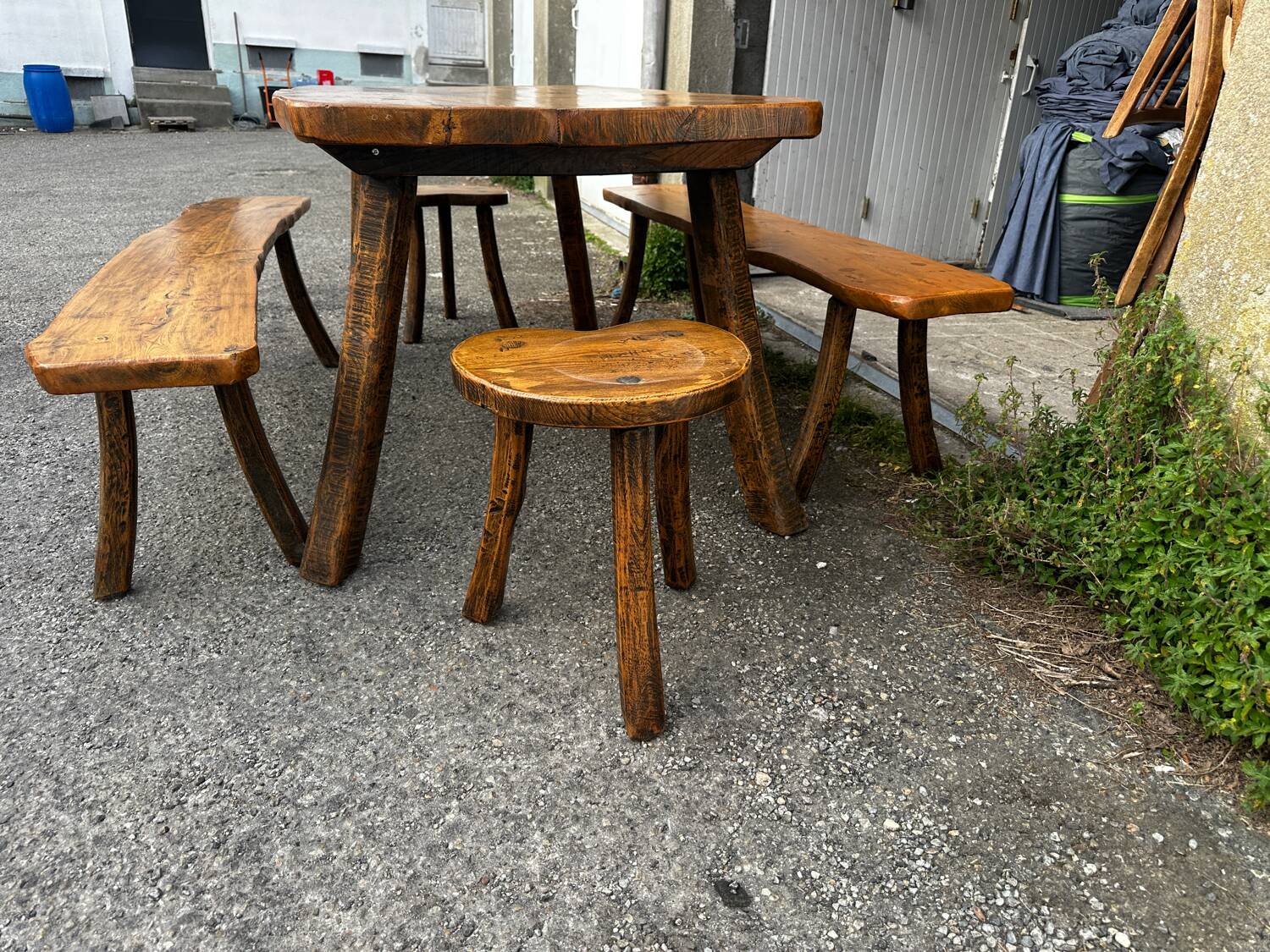 Table, bancs et tabourets Brutaliste
