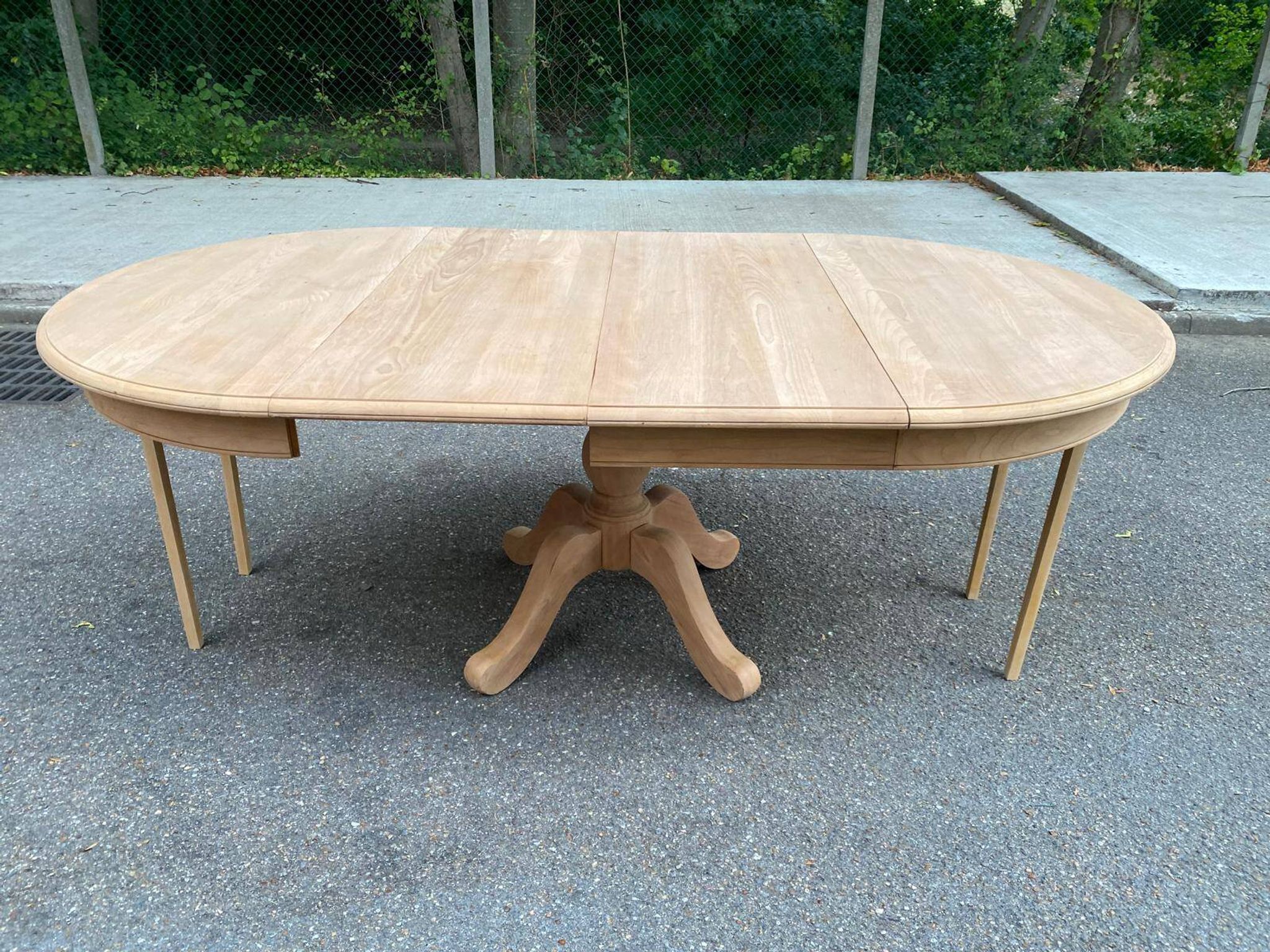 Table à manger ronde extensible décapée en merisier massif brut pied centra
